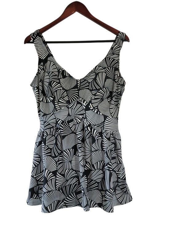 Other - Azul By Maxine Of Hollywood Black and White Skirted Swimsuit Sz 18 Beach Vacay